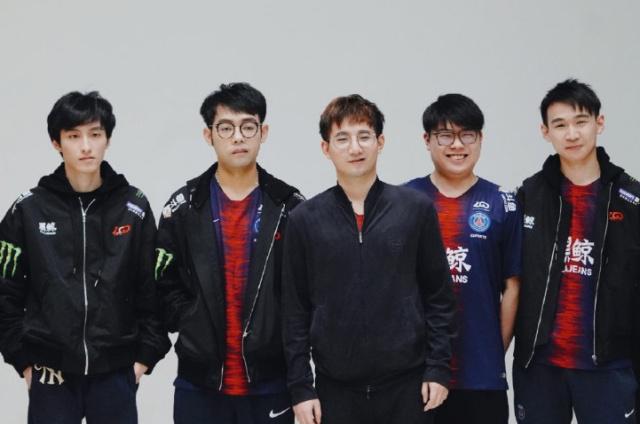 他雄心勃勃 他雄心勃勃